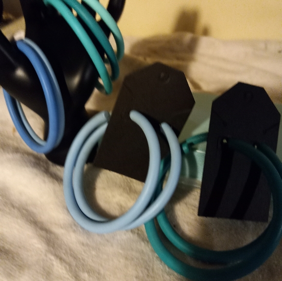 Used,not new plastic  2sets of extra large hoop pierced  earrings with 5 bangles - Picture 5 of 5